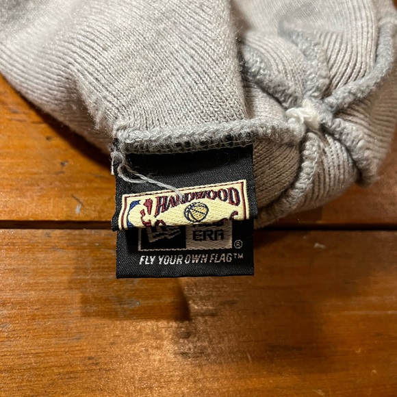 Toronto Raptors NBA Beanie Grey and Red Pom Pom - Picture 4 of 5